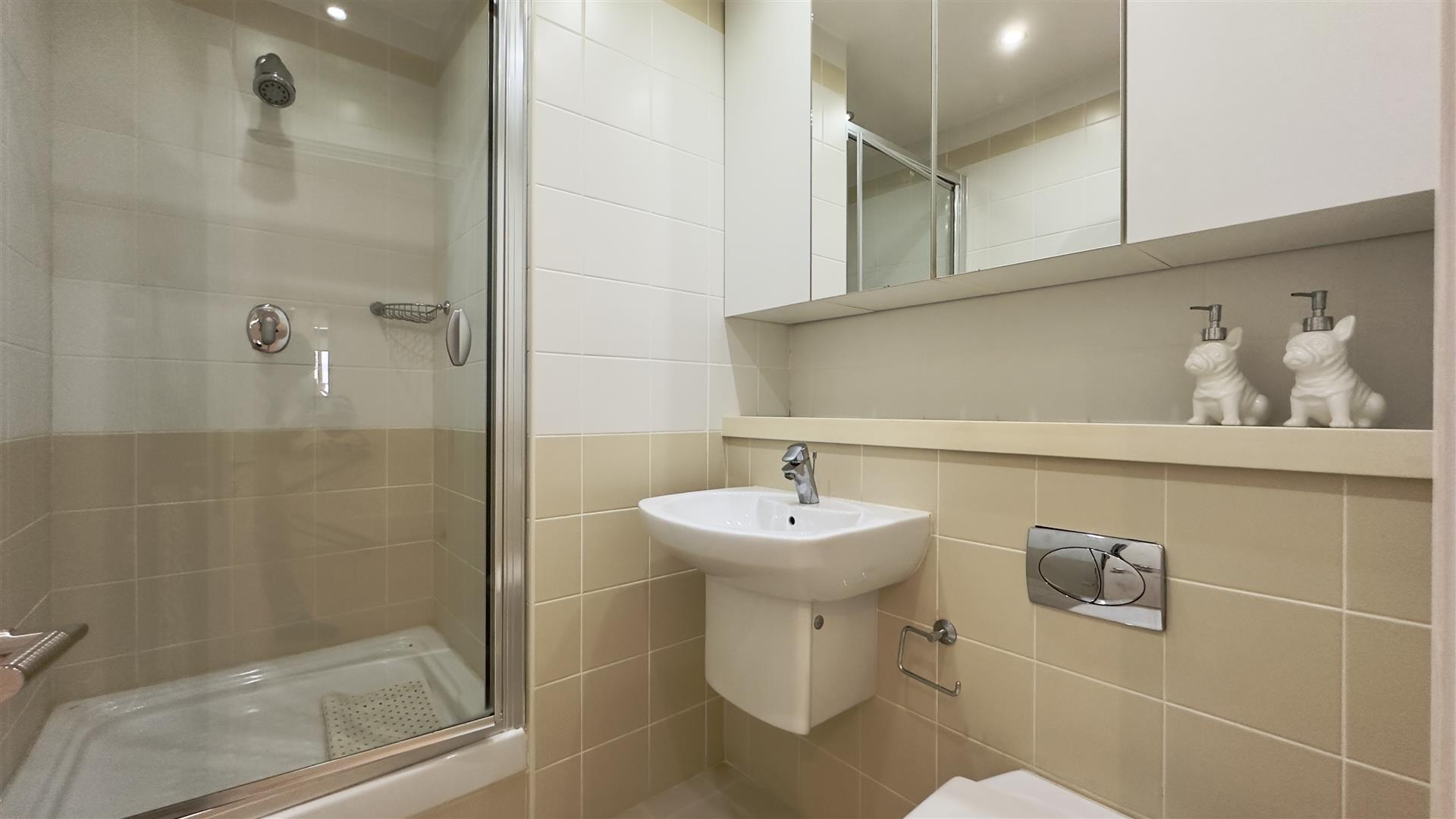  Image of House - 2 Bedrooms - 2 Bathrooms for Sale in Highcliffe House-Gibraltar, Image 9